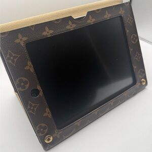 Louis Vuitton monogram iPad case excellent
Condition 🔥🔥🔥.